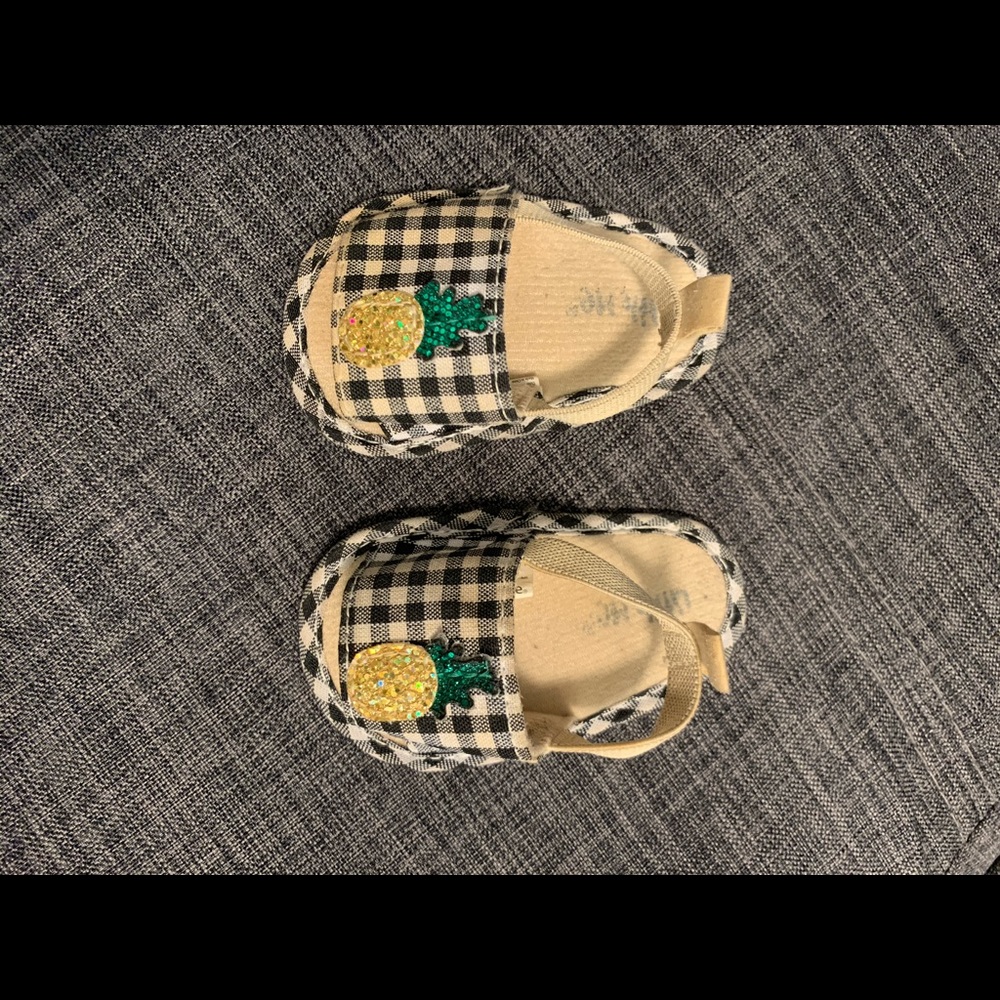 Super cute Baby girl sandals (they stay on)